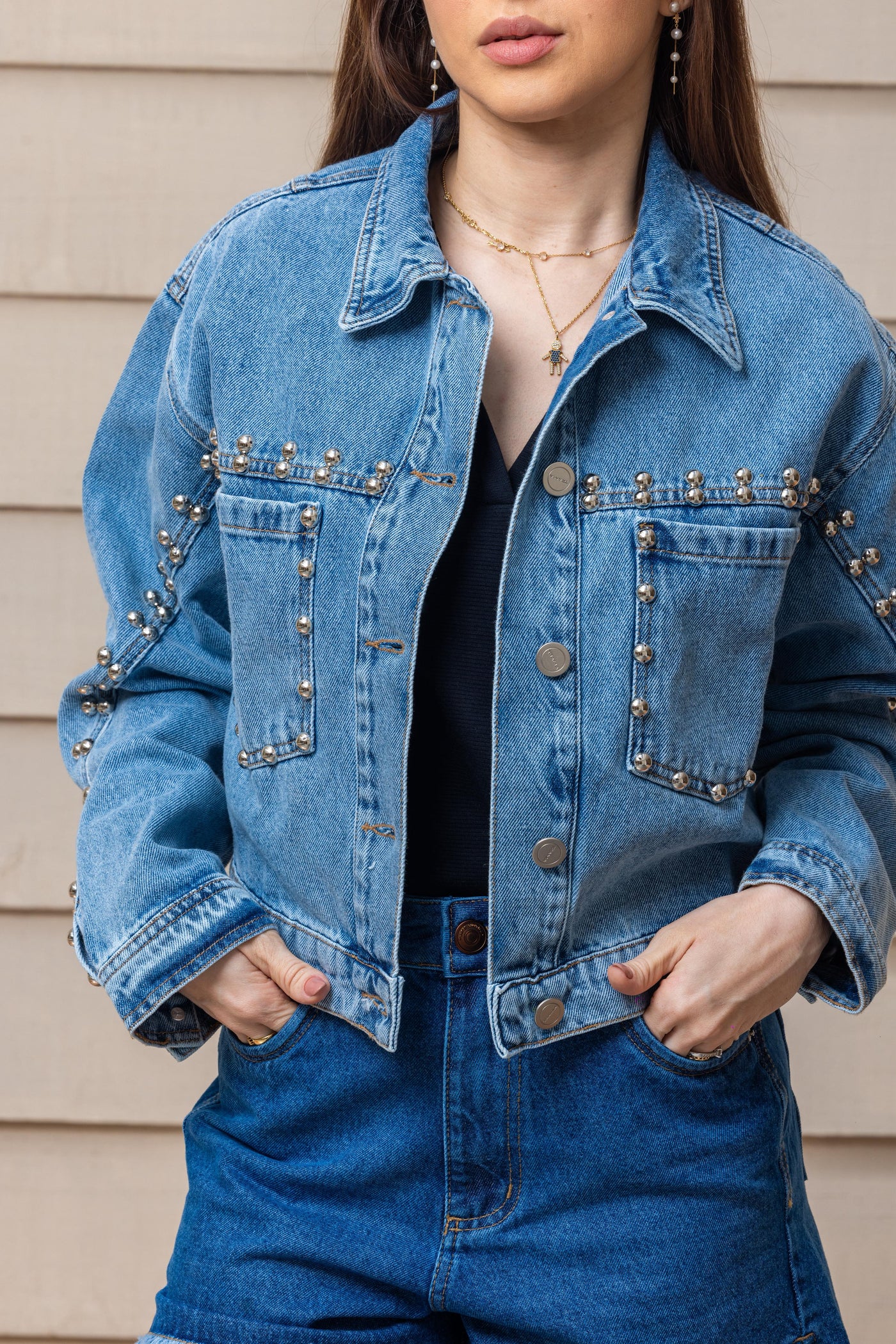 JAQUETA JEANS APLICAÇÕES