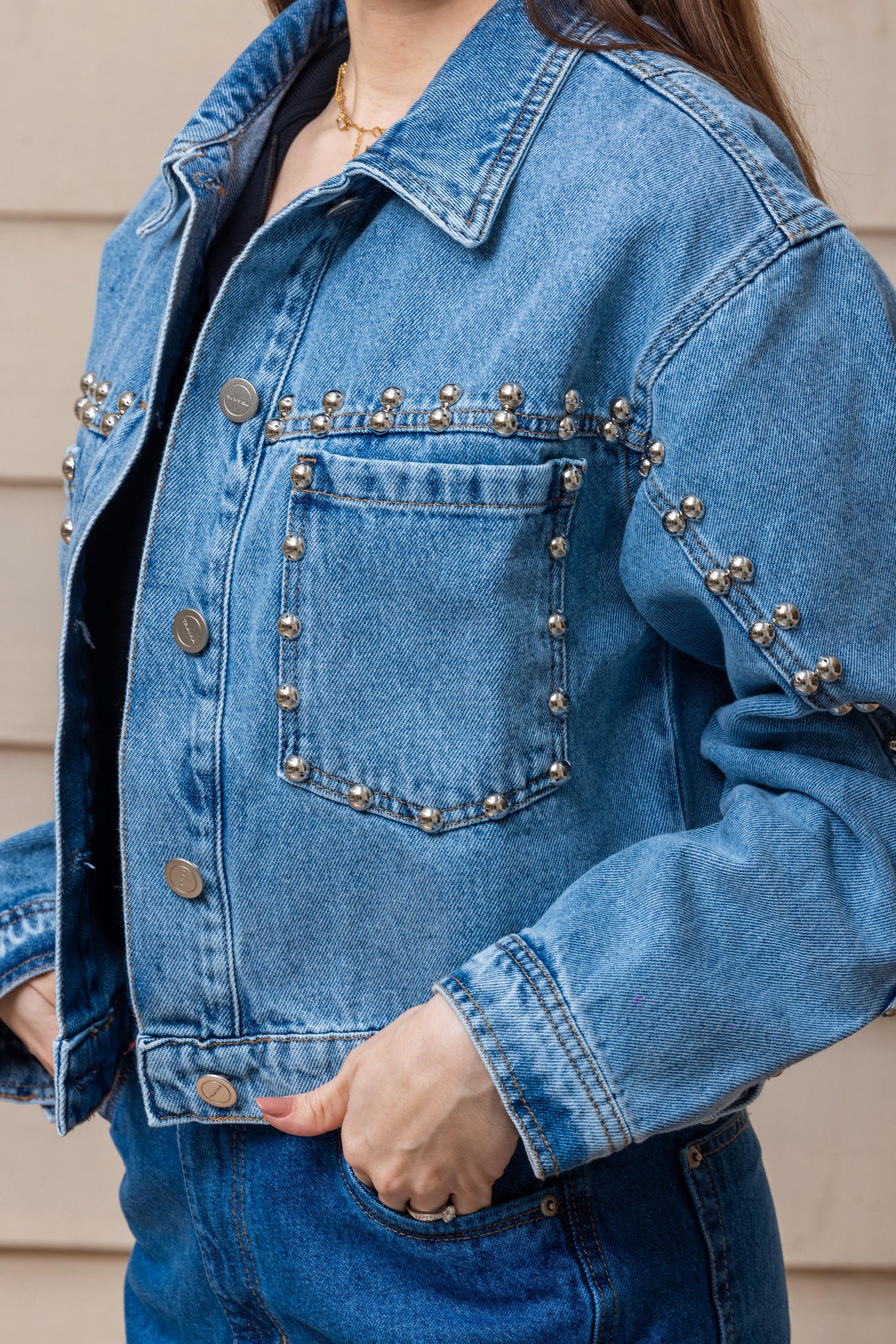 JAQUETA JEANS APLICAÇÕES