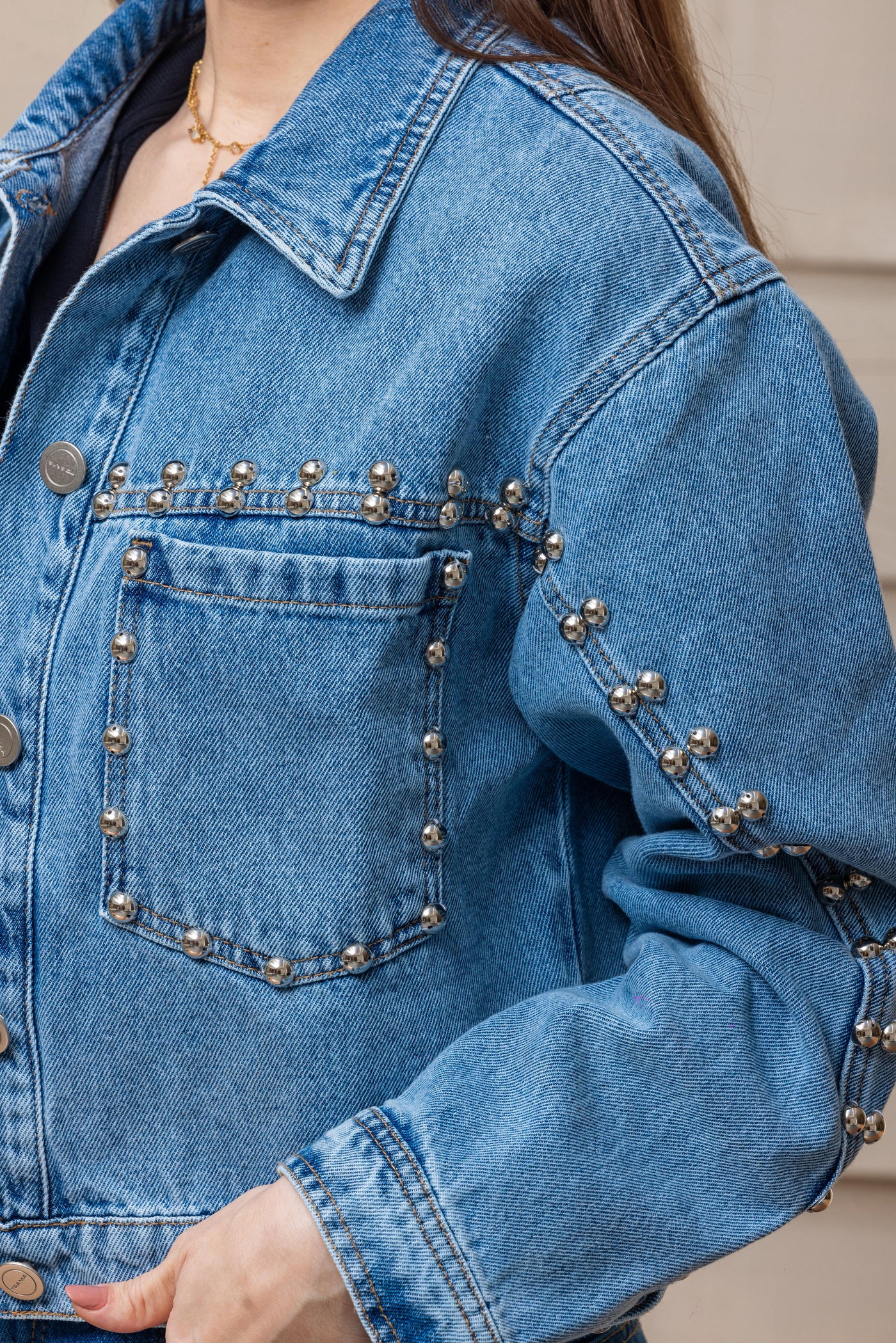JAQUETA JEANS APLICAÇÕES