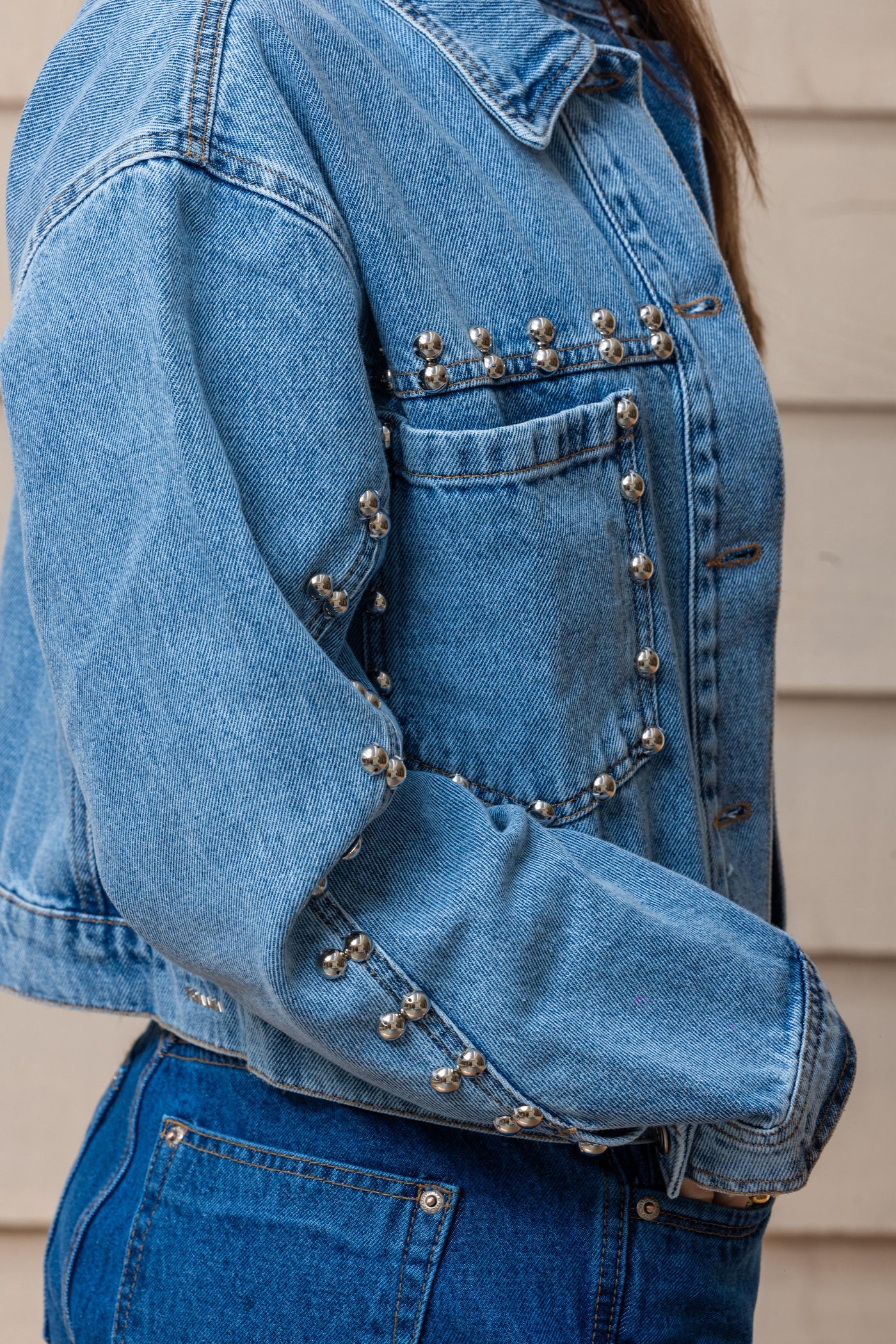 JAQUETA JEANS APLICAÇÕES